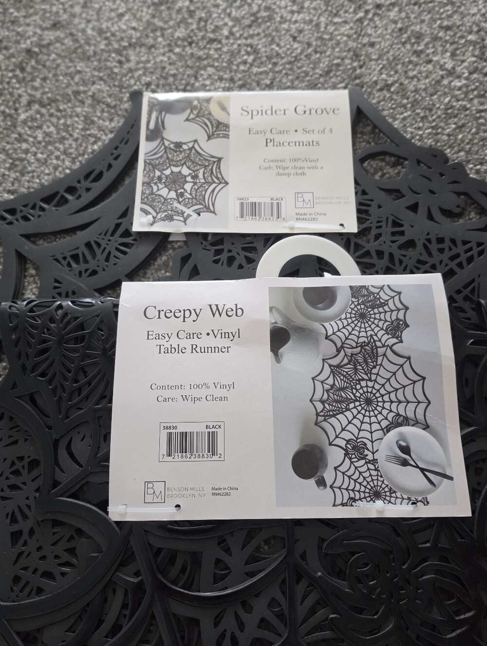 NWT! Creepy Web Vinyl Spiderweb Table Runner & (4) Placemats - Black - Picture 2 of 4